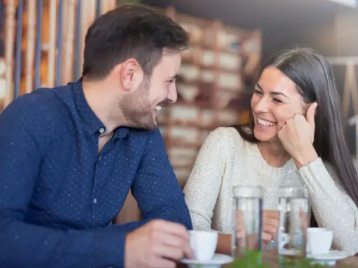 Czy mężczyzna może kokietować? Rozpoznaj sygnały i flirtuj z klasą