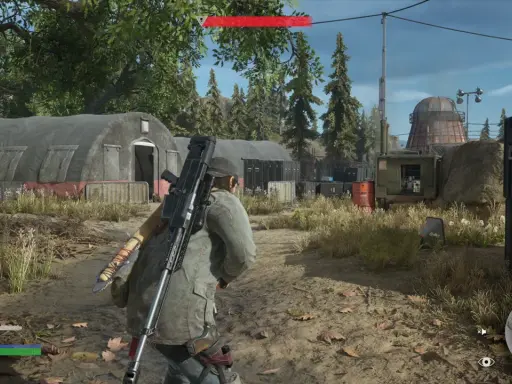 Gracz w Days Gone Remastered z karabinem na plecach przemierza obóz z namiotami i kontenerami.