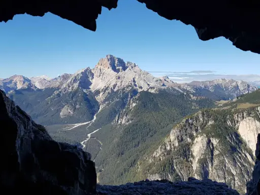 Vista mozzafiato dal **Monte Piana**, con valli profonde, foreste rigogliose e cime maestose sotto un cielo azzurro.