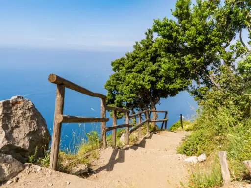 Sentiero degli Dei: un percorso mozzafiato con vista sul mare. Quanti km? Circa 7, un'avventura indimenticabile.