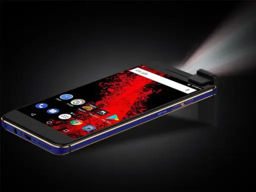 Telefon z rzutnikiem wyświetla obraz na ciemnym tle.