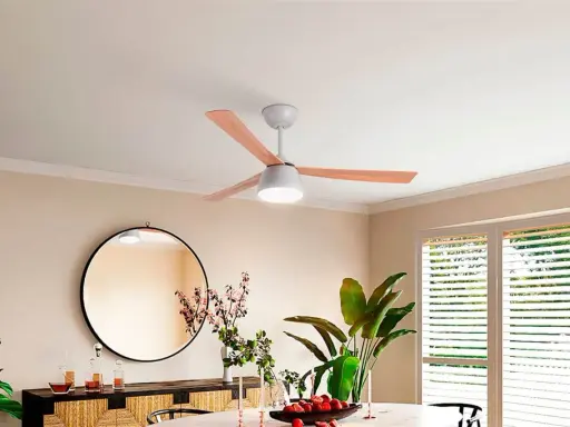 Ventilador de techo con luz integrada y aspas de madera, un ejemplo de los modernos tipos de ventiladores para el hogar.