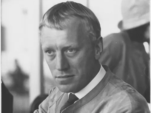 Max von Sydow, en ikonisk skådespelare, blickar intensivt mot kameran. Hans ansikte är känt från många minnesvärda filmer.