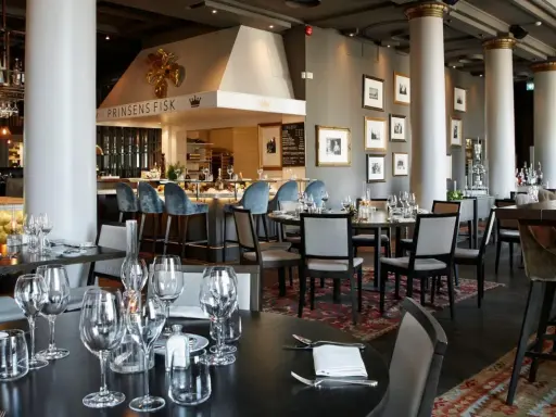 Elegant restaurang med fisktema. Väl dukade bord och bar med blå sammetsstolar. Många positiva fiskekrogen recensioner kan tänkas här.