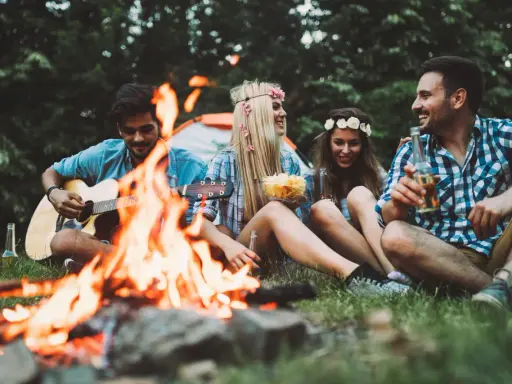 Przy ognisku można śpiewać przy gitarze, jeść chipsy i pić piwo. Wspaniałe chwile z przyjaciółmi na łonie natury.