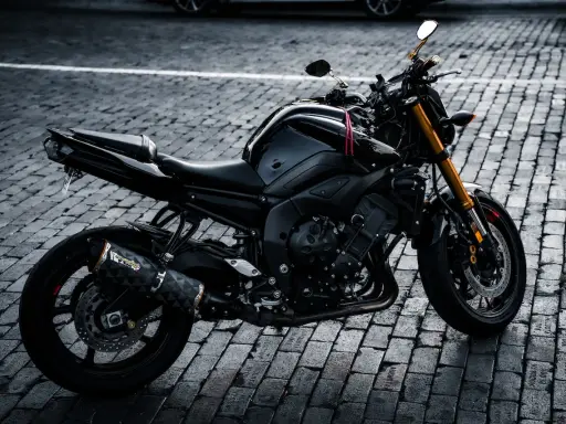 Czarny motocykl na bruku, gotowy do sprowadzenia motocykli z USA.