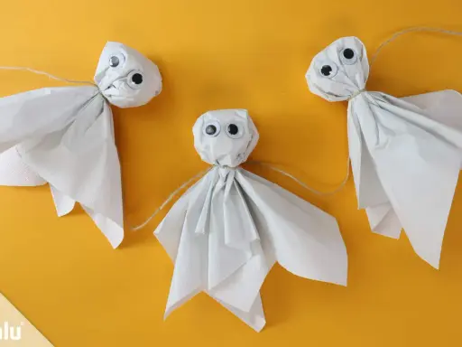 Drei süße Geister aus Papier, die zum Basteln einladen. Perfekt für Halloween-Deko, mit einfachen Vorlagen zum Nachmachen.