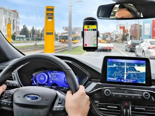 Aplikacje ostrzegające o kontrolach: Yanosik, Waze które wybrać?