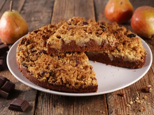 Gâteau au chocolat avec crumble aux pommes et poires, parfait pour une recette crumble pomme poire.