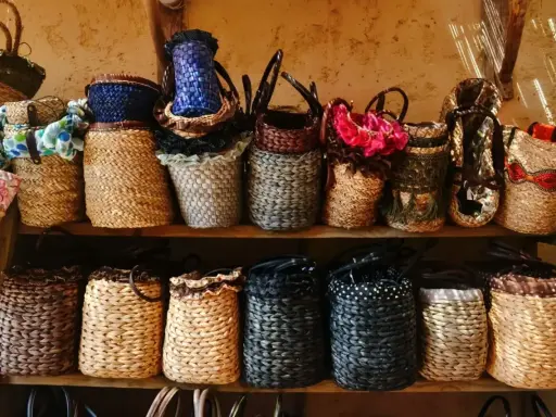 Étalage de paniers et sacs en osier, témoignage du savoir-faire de l'artisanat corse. Des créations variées, colorées et naturelles.