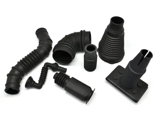 Diverses pièces en caoutchouc noir, dont un joint torique EPDM, des soufflets et des tuyaux flexibles, sur fond blanc.
