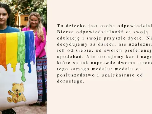 Dziewczynka z tęczowym rysunkiem i misiem. Cytaty Marii Montessori o odpowiedzialności dzieci.