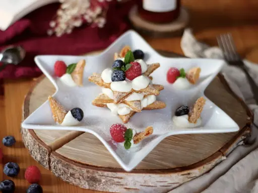 Un dessert étoilé avec des fruits rouges et une crème aérienne, rappelant la douceur d'un namelaka chocolat.