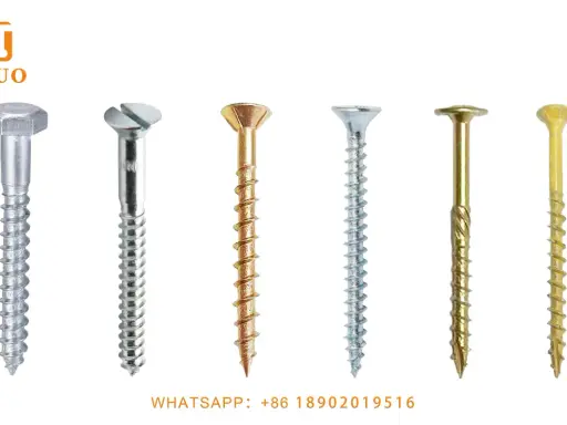 Seis tipos de tornillos diferentes, plateados y dorados, con cabezas hexagonales, ranuradas y avellanadas.