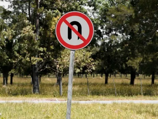 Señal de prohibido girar en U. No se permite la marcha atrás en esta zona.