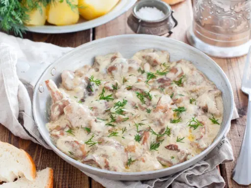 Grzyby w śmietanie z koperkiem, idealne z pieczywem. Zastanawiasz się, jakie przyprawy do grzybów w śmietanie? Koper to klasyka!