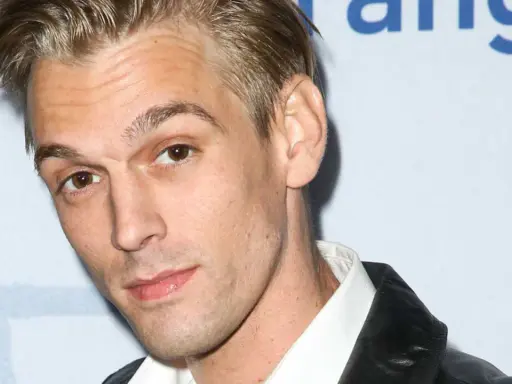 Aaron Carter, en gång en känd barnstjärna, blickar mot kameran.