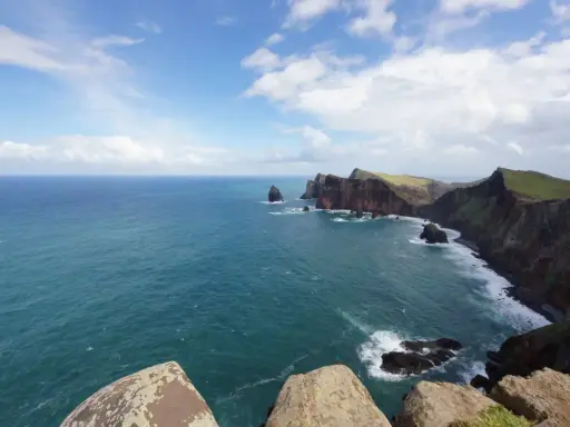 Steile Klippen und das weite Meer vor Madeira im Oktober. Das Wetter ist wechselhaft, aber die Aussicht ist atemberaubend.