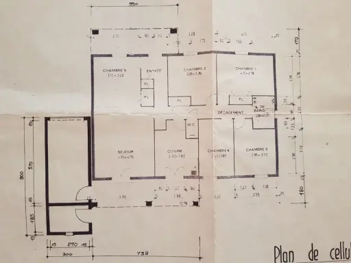 Plan maison Phénix 1980 : 3 chambres, séjour, cuisine, entrée, WC, salle de bain et dégagement.
