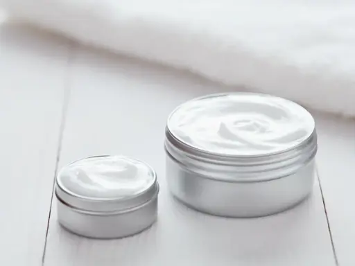 Nivea a parabeny: Czy klasyczny krem je ma? Co musisz wiedzieć.