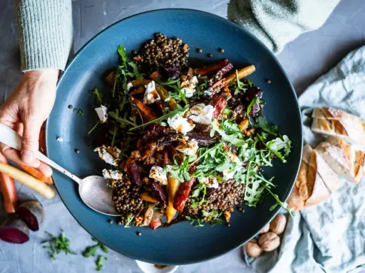 Herzhafter Linsensalat mit Roter Bete, Karotten und Ziegenkäse. Ein tolles linsensalat rezept für jede Gelegenheit.