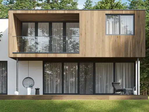 Maison modulaire moderne avec bardage bois, balcon vitré et grande baie vitrée donnant sur un jardin verdoyant.