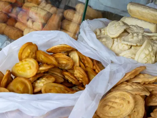 Oscypek a bryndza: Kluczowe różnice, smaki i jak rozpoznać oryginał?