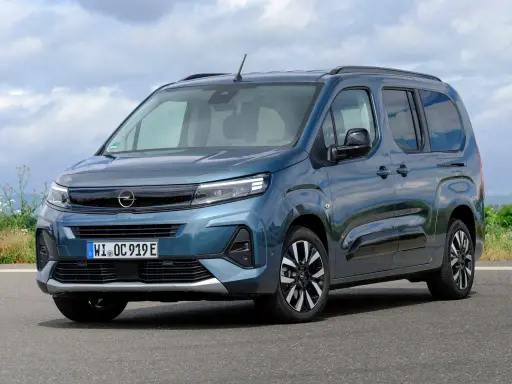 Opel Combo Life azul, ideal para familias. Conoce sus medidas y versatilidad.