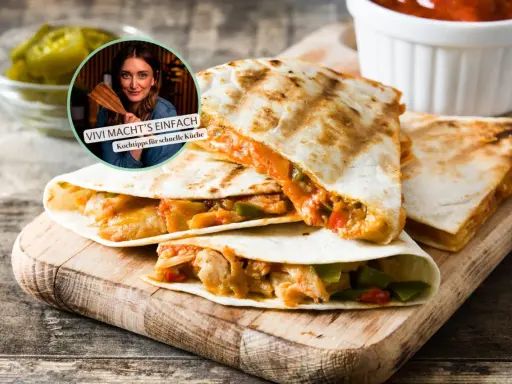 Gefüllte Quesadillas auf einem Holzbrett, daneben eine Schüssel mit Salsa. Vivi zeigt gesunde Rezepte für schnelle Küche.