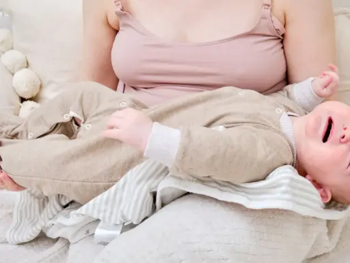 Verzweifelt weint das Baby, obwohl es Hunger hat. Die Mutter versucht, es zu beruhigen, doch das Baby verweigert die Brust.