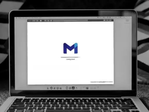 Laptop z otwartym Gmailem, gotowy do wysłania formalnego maila po angielsku.