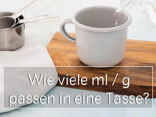 Messbecher und eine Tasse, in die Wasser gegossen wird. Die Frage "wie viel gramm hat eine tasse" wird thematisiert.