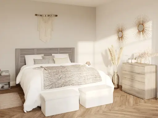 Une chambre beige cocooning avec un lit douillet, des coussins moelleux, une couverture texturée et une décoration murale en macramé.