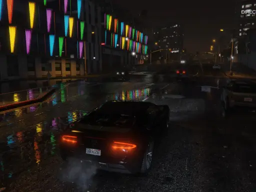 Nocna jazda w GTA 5 z ray tracingiem. Deszcz odbija kolorowe światła neonów od budynku na mokrej ulicy.