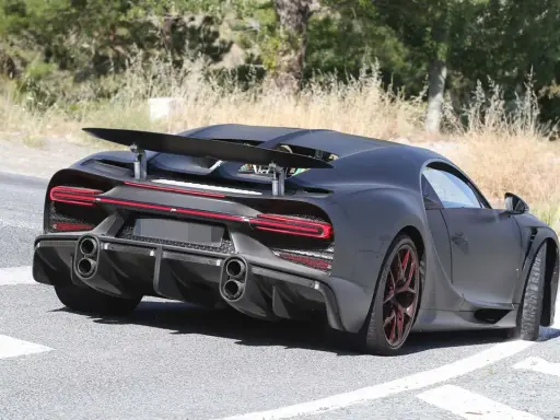 Der Bugatti Chiron Super Sport 300+ in mattem Schwarz fährt auf einer Straße.