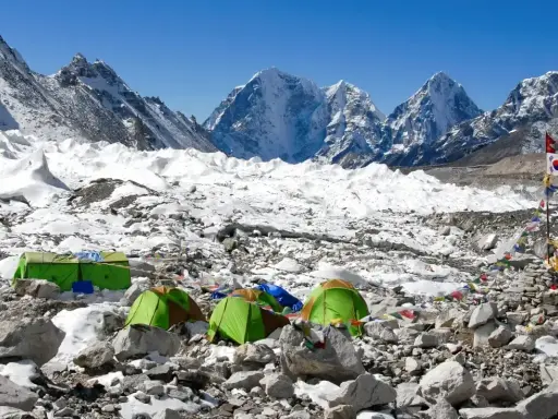 Namiotowe miasteczko na lodowcu, przygotowane do wspinaczki. Widok na majestatyczne góry, część trasy na Mount Everest.