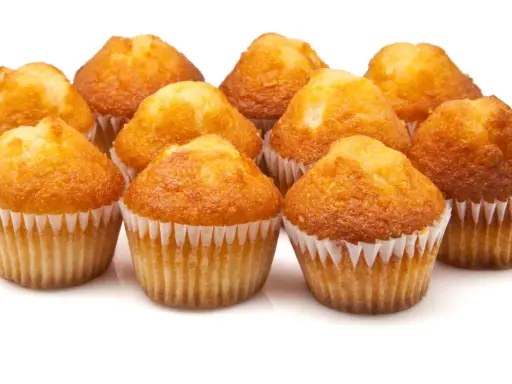 Un grupo de magdalenas doradas y esponjosas, perfectas para tu próxima receta magdalenas.