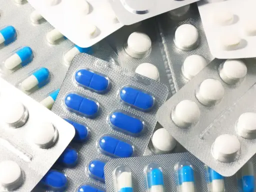 Opakowania tabletek i kapsułek. Czy lek nasen jest bezpieczny? Zawsze konsultuj się z lekarzem przed zażyciem.