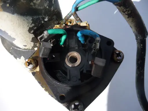 Composants électriques d'un moteur de trim de bateau, possiblement la cause d'un problème.