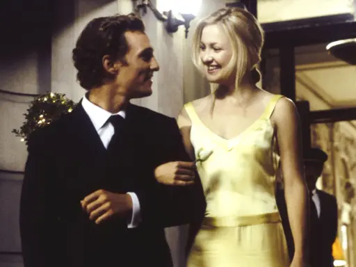 Coppia sorridente in abiti eleganti, un'atmosfera romantica che ricorda film simili ad After.