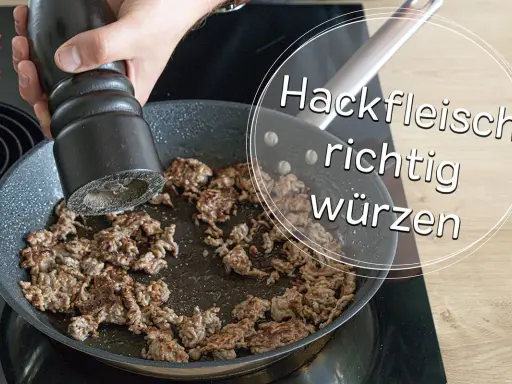 Hand würzt Hackfleisch in Pfanne. Die Frage "wieviel Salz auf ein Kilo Hackfleisch" wird hier visuell beantwortet: richtig würzen!