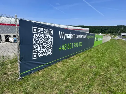 Baner informuje: "Wynajem powierzchni w tym budynku". Jak zrobic baner? Skanuj QR kod lub dzwoń +48 501 791 000.