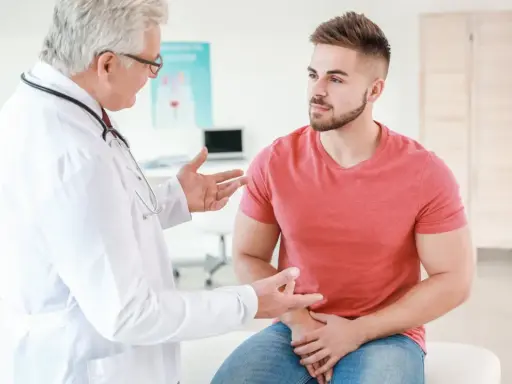 Lekarz omawia z pacjentem objawy, które mogą wskazywać na ostre zapalenie prostaty.