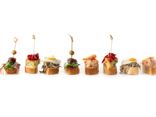 Variedad de pinchos para bares: con anchoa, pimientos, tortilla, gambas y huevo.