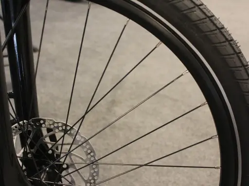Szukasz odpowiedzi na pytanie: jakie opony do roweru górskiego na asfalt? Ten rower ma gładkie opony, idealne na twarde nawierzchnie.