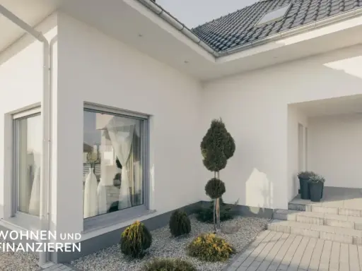 Moderner Bungalow mit großem Fenster und gepflegtem Vorgarten. Hier wird die bungalow definition lebendig.