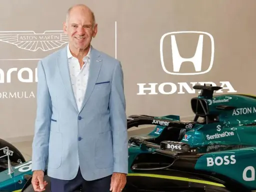 Hombre sonriente junto a un coche de Aston Martin y el logo de Honda, anticipando la colaboración Honda F1 2026.