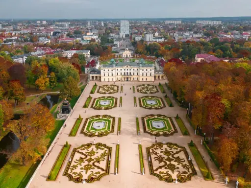 Pałac Branickich w Białymstoku, idealny na city break Polska, otoczony jesiennym parkiem.