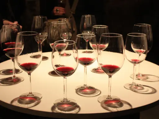 Copas de vino tinto listas para una degustación de vinos de Laguardia.