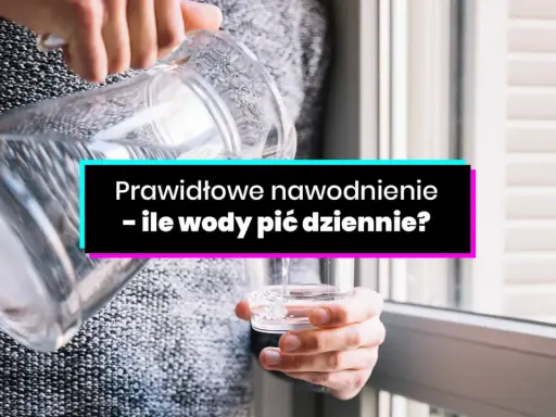 Ręce nalewają wodę do szklanki. Tekst: "Prawidłowe nawodnienie - ile wody pić dziennie?".